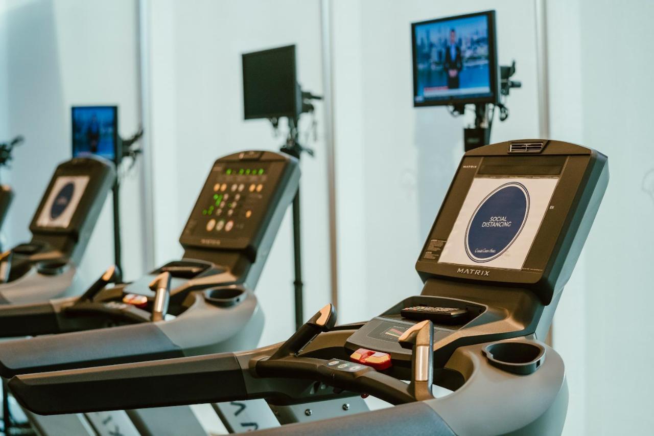 แกรนด์ เซ็นเตอร์พอยท์ สุขุมวิท 55 ทองหล่อ  Hotel กรุงเทพมหานคร ภายนอก รูปภาพ A treadmill with a built-in television
