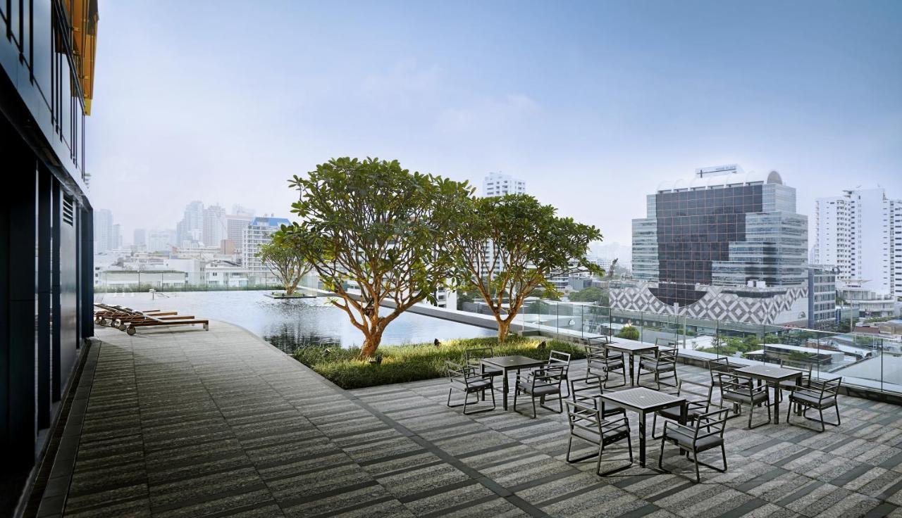 แกรนด์ เซ็นเตอร์พอยท์ สุขุมวิท 55 ทองหล่อ  Hotel กรุงเทพมหานคร ภายนอก รูปภาพ The rooftop pool at The Commons
