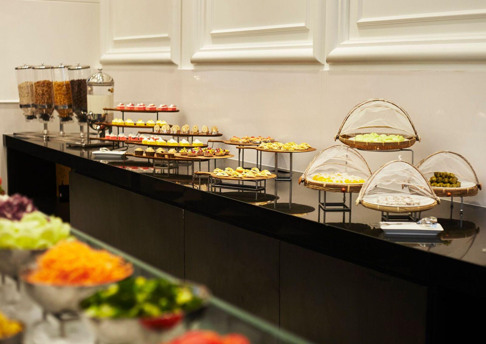 แกรนด์ เซ็นเตอร์พอยท์ สุขุมวิท 55 ทองหล่อ  Hotel กรุงเทพมหานคร ภายนอก รูปภาพ A buffet at a hotel