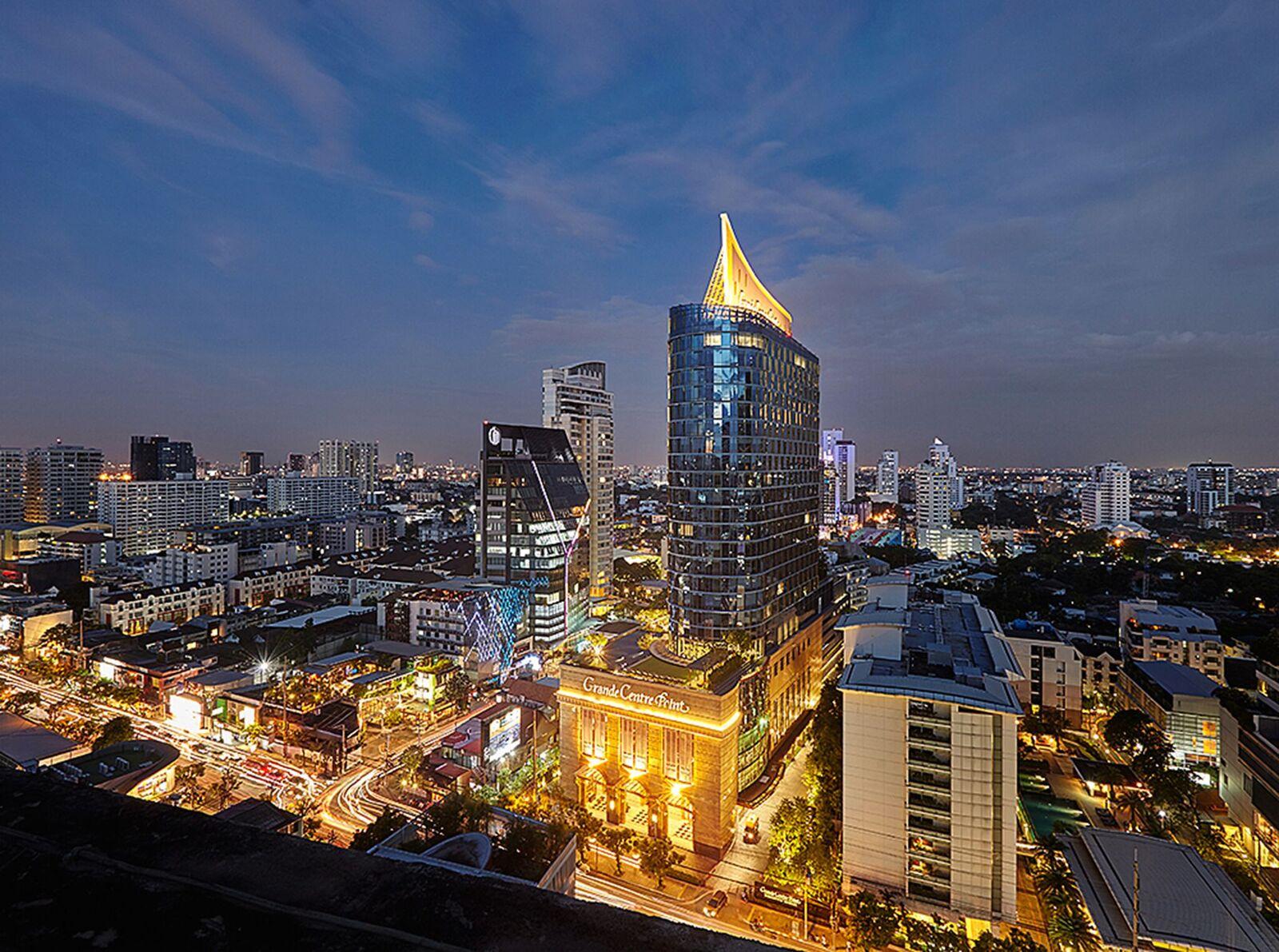 แกรนด์ เซ็นเตอร์พอยท์ สุขุมวิท 55 ทองหล่อ  Hotel กรุงเทพมหานคร ภายนอก รูปภาพ The building at night