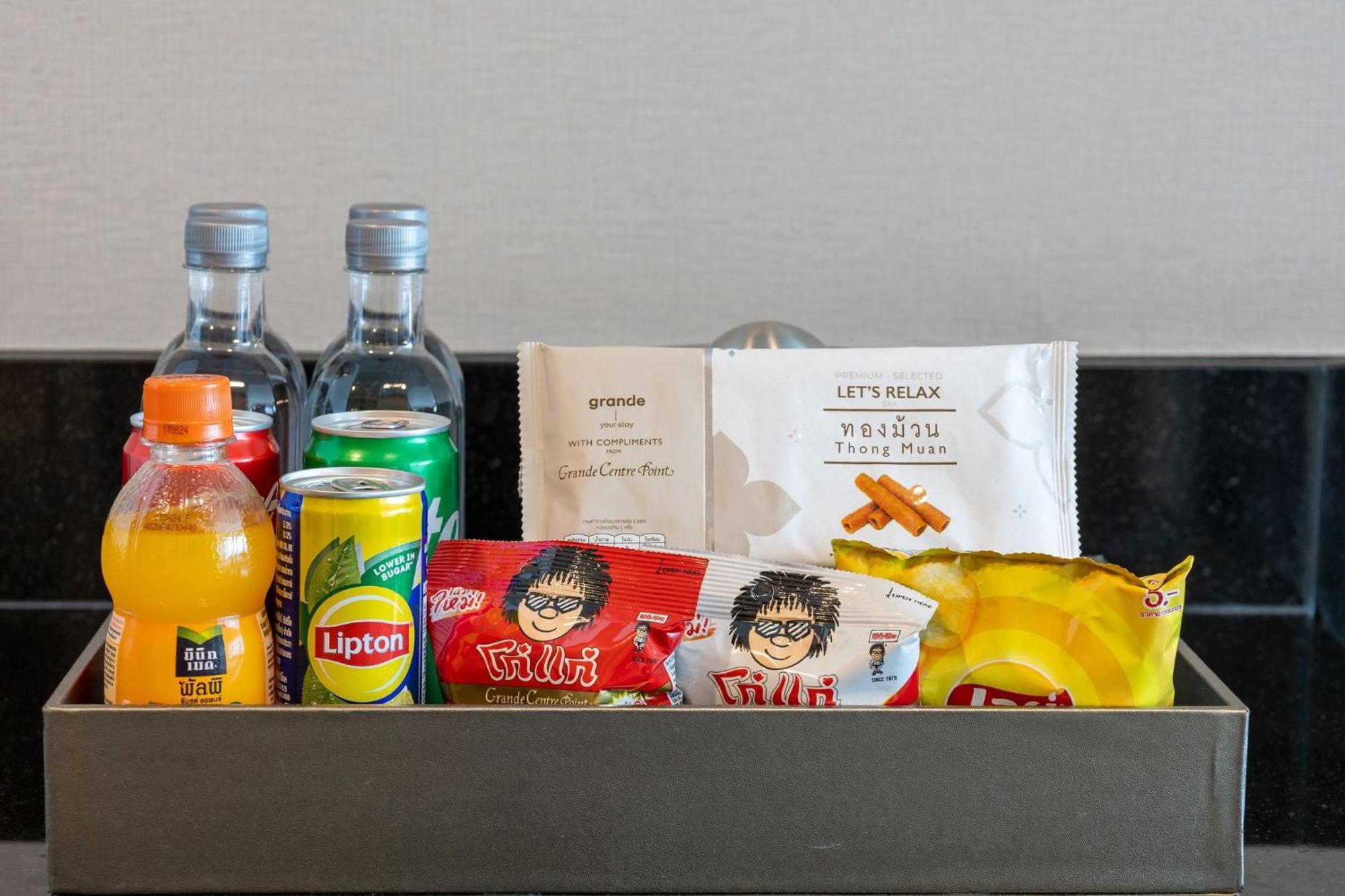แกรนด์ เซ็นเตอร์พอยท์ สุขุมวิท 55 ทองหล่อ  Hotel กรุงเทพมหานคร ภายนอก รูปภาพ A selection of snacks and drinks in a hotel room