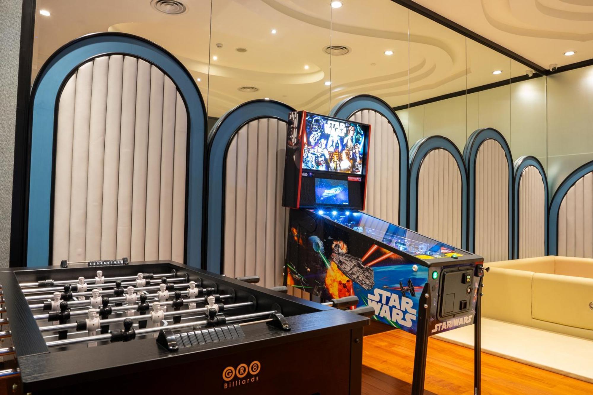แกรนด์ เซ็นเตอร์พอยท์ สุขุมวิท 55 ทองหล่อ  Hotel กรุงเทพมหานคร ภายนอก รูปภาพ A Star Wars pinball machine