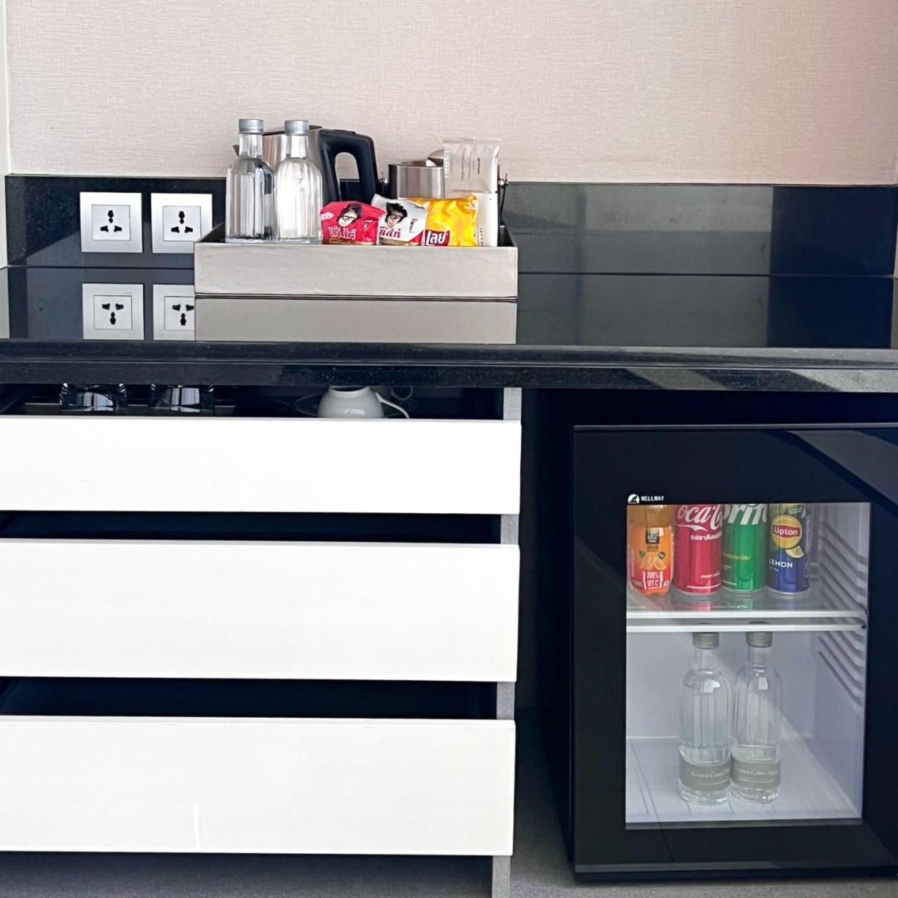 แกรนด์ เซ็นเตอร์พอยท์ สุขุมวิท 55 ทองหล่อ  Hotel กรุงเทพมหานคร ภายนอก รูปภาพ A built-in beverage refrigerator