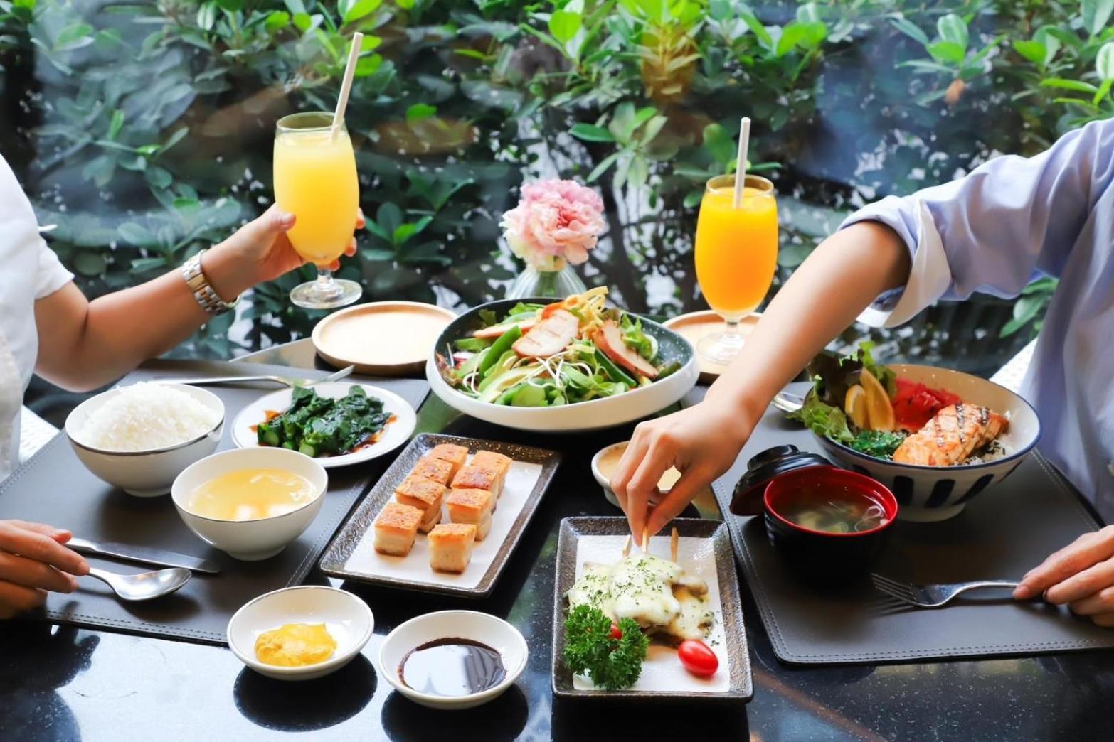 แกรนด์ เซ็นเตอร์พอยท์ สุขุมวิท 55 ทองหล่อ  Hotel กรุงเทพมหานคร ภายนอก รูปภาพ A selection of dishes at a Japanese restaurant