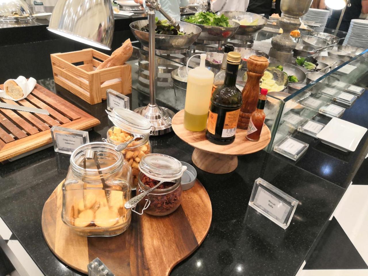 แกรนด์ เซ็นเตอร์พอยท์ สุขุมวิท 55 ทองหล่อ  Hotel กรุงเทพมหานคร ภายนอก รูปภาพ A selection of condiments at a buffet