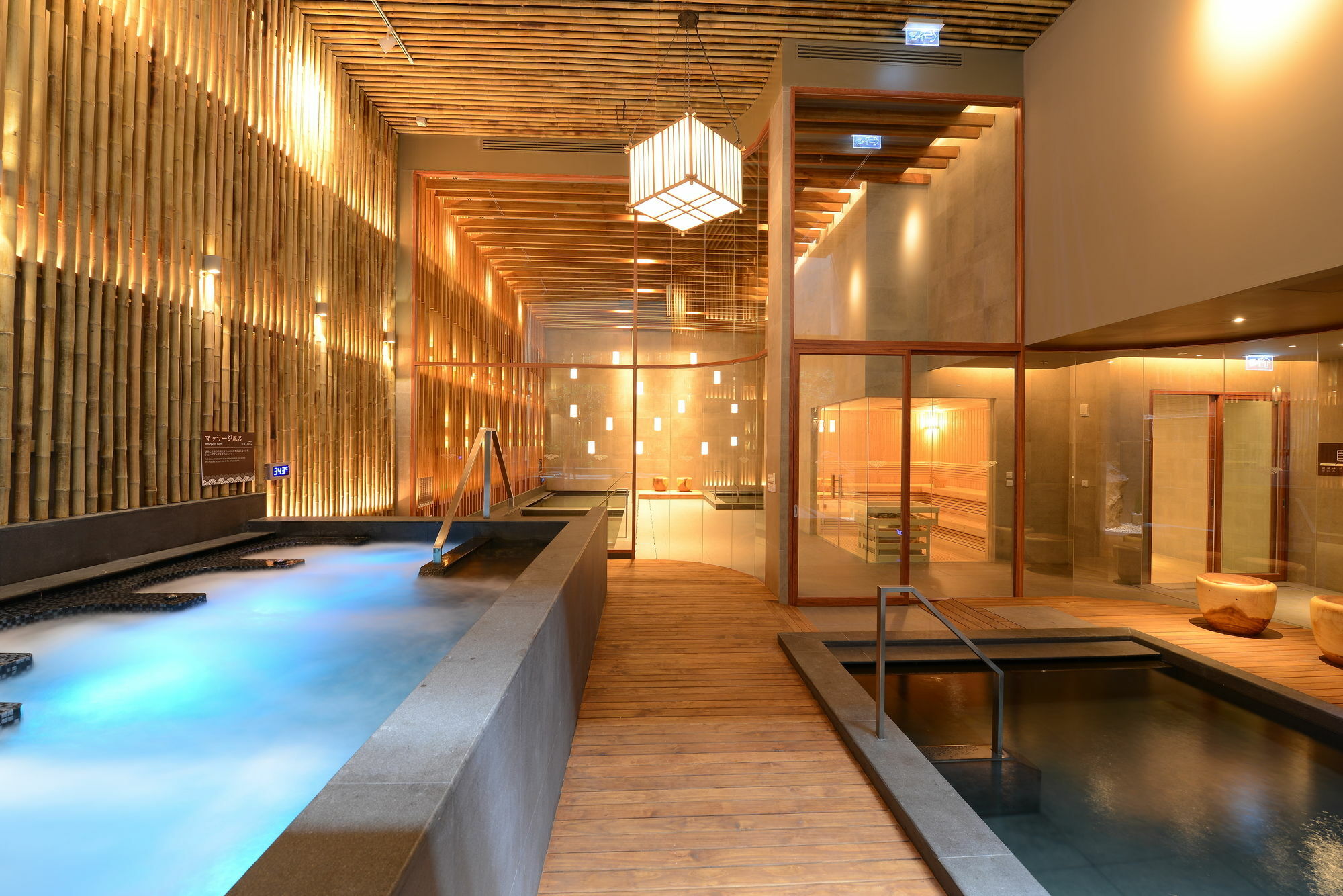 แกรนด์ เซ็นเตอร์พอยท์ สุขุมวิท 55 ทองหล่อ  Hotel กรุงเทพมหานคร ภายนอก รูปภาพ A modern onsen in Tokyo
