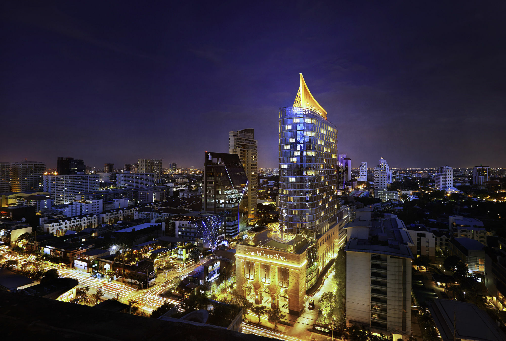 แกรนด์ เซ็นเตอร์พอยท์ สุขุมวิท 55 ทองหล่อ  Hotel กรุงเทพมหานคร ภายนอก รูปภาพ The building at night
