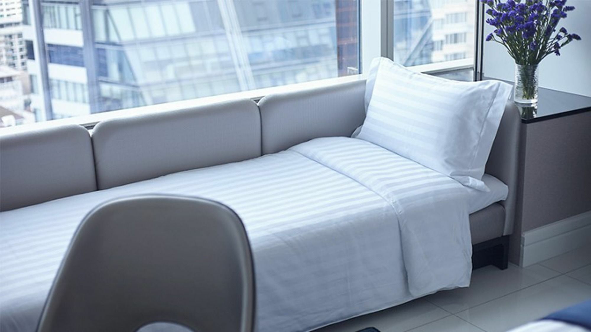 แกรนด์ เซ็นเตอร์พอยท์ สุขุมวิท 55 ทองหล่อ  Hotel กรุงเทพมหานคร ภายนอก รูปภาพ A sofa bed