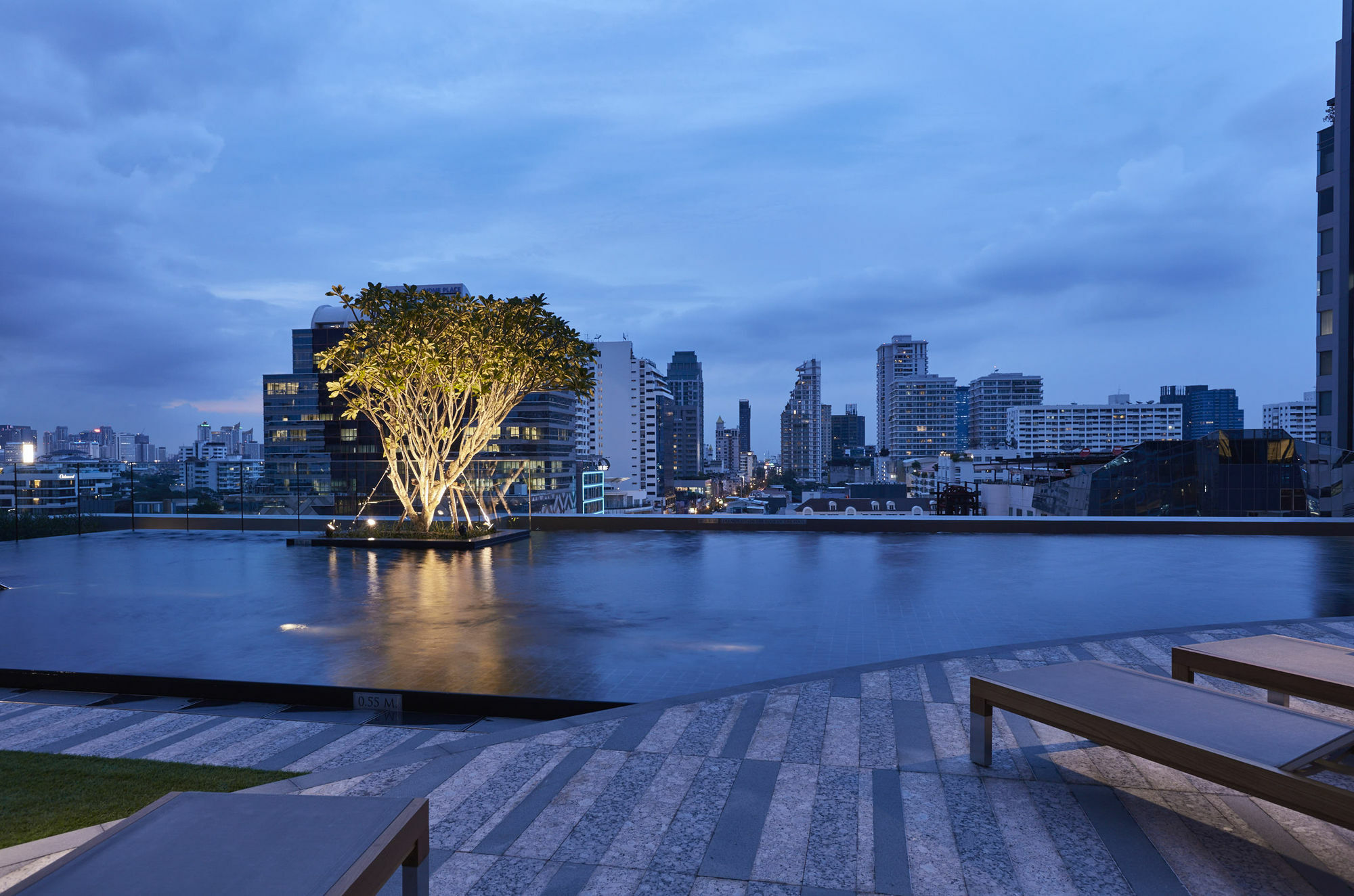 แกรนด์ เซ็นเตอร์พอยท์ สุขุมวิท 55 ทองหล่อ  Hotel กรุงเทพมหานคร ภายนอก รูปภาพ View of the Chao Phraya River from the park