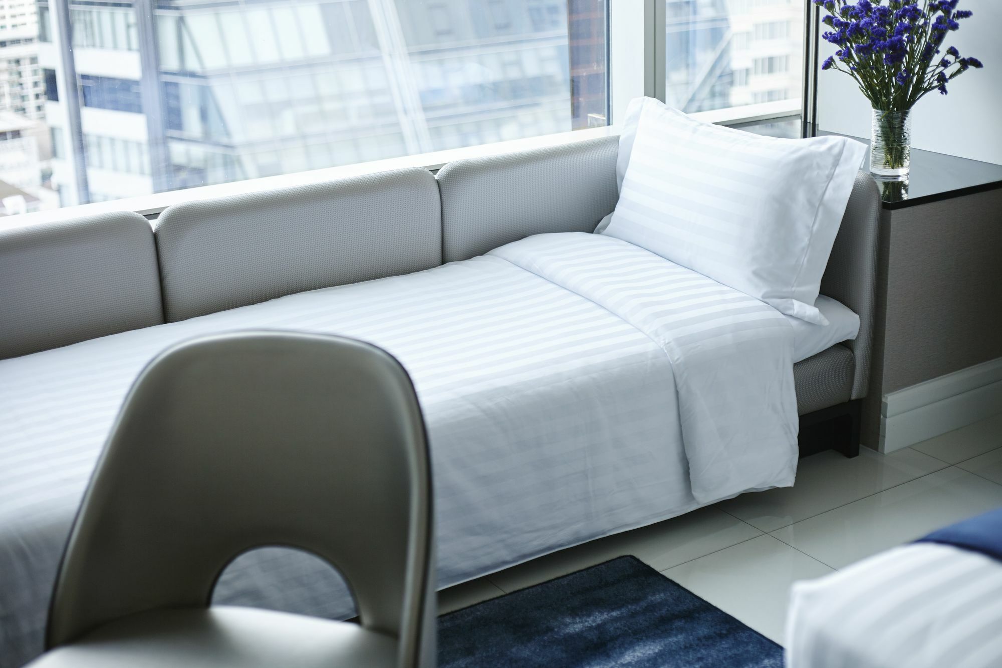 แกรนด์ เซ็นเตอร์พอยท์ สุขุมวิท 55 ทองหล่อ  Hotel กรุงเทพมหานคร ภายนอก รูปภาพ A sofa bed